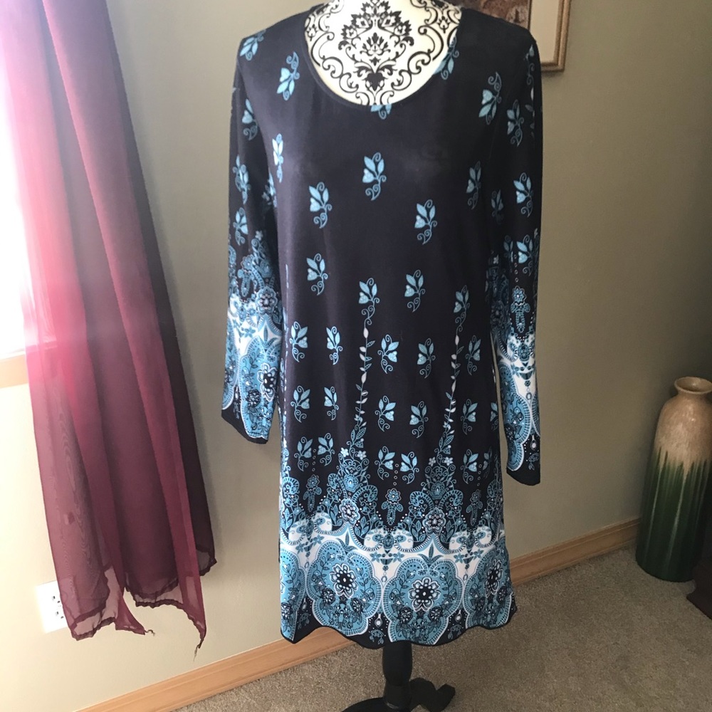 Women’s navy and aqua dress with pockets